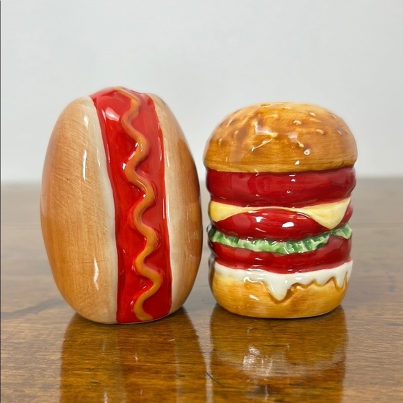 Hot Dog and Burger Salt and Pepper Shakers Kitchen Housewares Table Eat Food BBQ - Picture 1 of 7